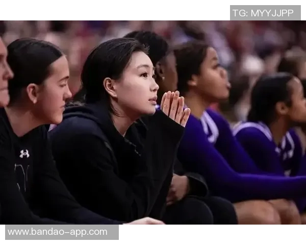 王芙蕖分享NCAA西北大学新赛季定妆照迎接第三年挑战尽享球场乐趣